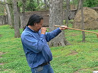 Um índio cherokee prepara sua zarabatana.