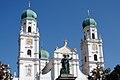 Die Westfassade des Doms mit Max-Denkmal