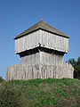 Reconstrucció de la mota castral o Château à Motte de Saint-Sylvain-d'Anjou (França).