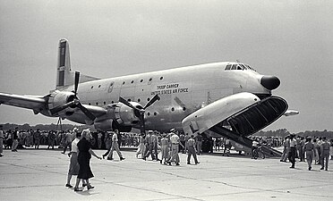 Un C-124C en 1954 lors d'une journée portes ouvertes à la Keesler Air Force Base.