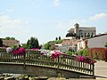 L’église, vue depuis le pont de bois sur la rivière Kiesel