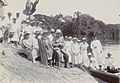 Il Governatore Aarnoud van Heemstra (al centro) con un gruppo vicino a Kwakoegron il 27 luglio 1923l