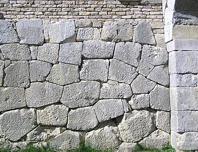 Maçonnerie polygonale (opus siliceum) dans le théâtre antique de Pietrabbondante, province d'Isernia (Italie).