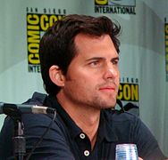 Kristoffer Polaha interprète Nathaniel « Baze » Bazile