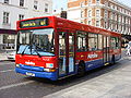 Un autobús de un simple piso de Londres, Inglaterra, Reino Unido, operado por Metroline