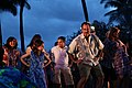 Personas bailando en una luau