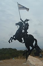 פסלו של נפוליאון מניף את דגל ישראל, על תל עכו