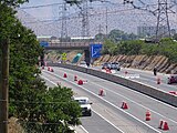 Puente sin conectar que uniría dos tramos de la incompleta avenida Las Torres