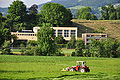 Die zum Schulhaus Widacher gehörende Sportanlage mit dem Hallenbad, im Hintergrund der Chlaus