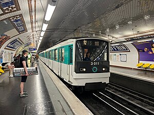 Rame MF 67 entrant en station en direction de Mairie d'Issy.