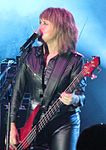 Suzi Quatro iklädd svart läderoverall under en konsert i AIS Arena i Canberra i Australien den 26 september 2007.