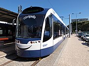 Un tramway orné d'un sourire à l'avant.