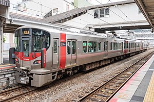 呉駅に停車中の227系電車（2018年11月）