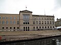 Die Fassade des Neubaus an der Spreeseite im Herbst 2009