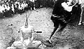 Peine de mort par décapitation sous la dynastie Qing en Chine. On peut voir clairement sur la photographie les jets de sang jaillissant des artères carotides.