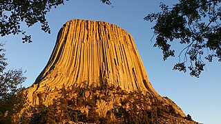 La Torre del Diablo, una antigua chimenea volcánica en la que el enfriamiento de la lava ha ocasionado columnas basálticas