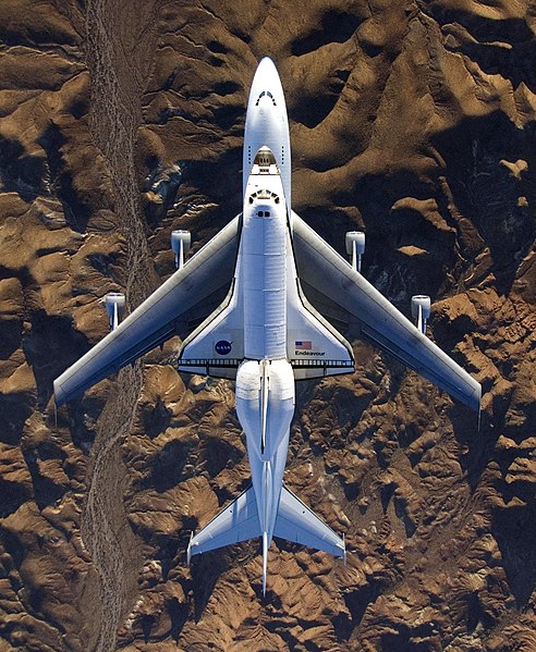 圖為由波音747改裝而成的美國太空總署航天飛機運輸飛機，載着奮進號太空梭STS-126，在返回佛羅里達州的肯尼迪太空中心途中飛越加利福尼亞州的莫哈韋沙漠。攝於2008年12月10日。