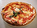 Napoli è la città d'origine della pizza, qui guarnita con un "bocconcino" di Mozzarella di bufala