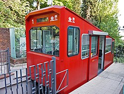 Une des deux cabines stationnée à la station haute.