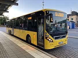 Treaxlad Volvo 8900 med B8R-chassi på Uppsala centralstation, hösten 2022.