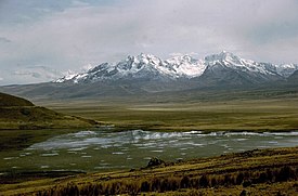 Paraje de la región de la Puna en los Andes peruanos a más de 4000 m s. n. m., zona de clima alpino.