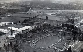 Mommsenstadion øverst til venstre i et luftfoto fra 1952 med messeområdet i forgrunnen.