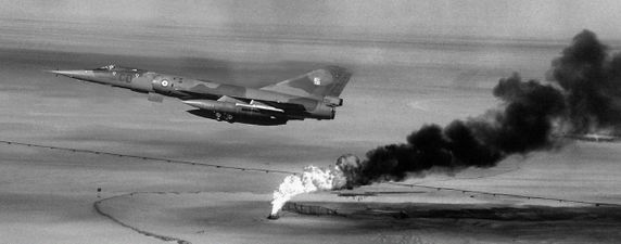 En Mirage IV under ett spaningsuppdrag över Kuwait, 1991.