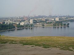 Vista sobre la zona industrial de Nizhni Taguil desde la montaña Lisia ("de los zorros"). El humo rojo del hierro señala la NTMK