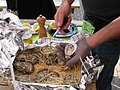 Het openmaken van oesters met oestermes en -handschoen