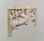 Fragment de mobilă; secolele 9-8 î.Hr.; fildeș; 12,7 × 11,91 × 1,09 cm; Muzeul Metropolitan de Artă