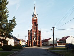 Náves s novogotickým kostelem sv. Bartoloměje z let 1908-1909