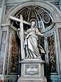 High Altar ke nagiich chaae barra murti. Saint Helena Sachchaa Cross ke parris hae, jiske Jerusalem me paawa gais rahaa.