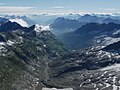 Blick vom Gipfel nach Osten über den Ursprung (mit jungem Hinterrhein), Paradies und Hinterrheintal