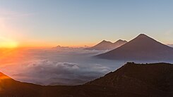 Blik vanaf de 2252 meter hoge vulkaan Pacaya op de Volcán de Fuego (3763 m), de Acatenango (3976 m) en de Volcán de Agua (3760 m), alle in Guatemala