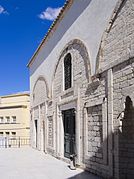 La façade principale et les traces du porche.