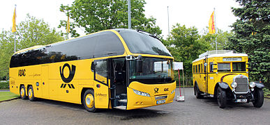 Bus Neoplan e bus storico con insegne delle Poste e ADAC