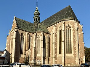 Abside d'une église gothique de brique.