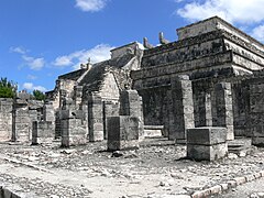 Base de los pilares del pórtico de acceso al templo de los guerreros de Chichén Itzá.