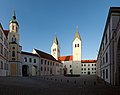 Überblick: Innenhof des Dombergs mit Sicht auf das Hauptportal des Doms