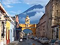 Volcán de Agua atrás del Arco de Santa Catalina