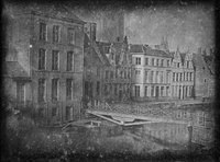 Gezicht in spiegelbeeld op de Predikherenbrug over de Leie, de Predikherenlei en de toren van de Sint-Niklaaskerk te Gent. Deze daguerreotypie is de oudste foto van Gent en wellicht België. Hij dateert van oktober 1839, wanneer opticien François Braga de eerste daguerreotypiecamera mee naar Gent bracht. Hij nam de foto samen met zijn vriend Joseph Pelizarro, op de tweede verdieping in het huis van rechter Philippe Van de Velde op de Ajuinlei. Van de vier daguerreotypieën die gemaakt werden, zijn twee in de collectie van STAM – Stadsmuseum Gent opgenomen. De andere twee daguerreotypieën zijn niet meer teruggevonden.