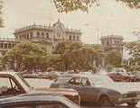 Así lucía el Parque Central cuando se produjo el atentado de la bomba en septiembre de 1980. Nótese la gran cantidad de vehículos estacionados, lo que fue aprovechado por los atacantes para disimular la bomba.