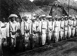 Insurgent soldiers in the Philippines 1899.jpg
