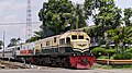 Kereta api Tawang Alun meninggalkan Stasiun Bangil pada saat menggunakan lokomotif bercorak Vintage