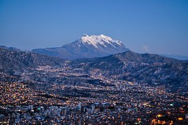 La Paz, la ciudad metrópoli más alta del mundo; el nevado Illimani al fondo