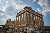 Partenonul de pe Acropola din Atena, cel mai cunoscut templu grec doric, construit din marmură și calcar, între circa 460-406 î.Hr., dedicate zeiței Atena[21]