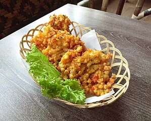 Bakwan jagung, un tipo de buñuelo de maíz