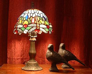 Lampe Tiffany & Co. au design de libellules, avec deux sculptures de pigeon. (définition réelle 848 × 678)