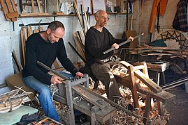 Anfertigen von langen Holzspänen zum Flechten von Körben