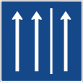quadratisches Schild mit drei weißen, nach oben zeigenden Pfeilen auf blauem Grund, der rechte Pfeil ist durch eine weiße Linie von den beiden anderen abgetrennt